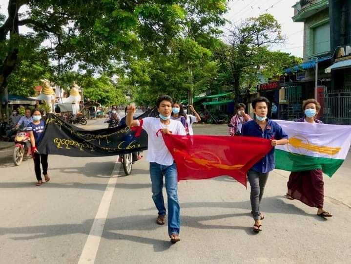 spring_2021's tweet photo. All Burmese Student Union strike took to the streets Of Mandalay and protested against the military dictatorship despite the tight security forces. 

"လက်နက်ကိုင် တော်လှန်ရေး အလံတော်အောက်မှာ လူထုတရပ်လုံးစုစည်းကြ" 

#UN_RecognizeNUG
#Sep11Coup 
#WhatsHappeningInMyanmar https://t.co/Re1Zw9CUu9