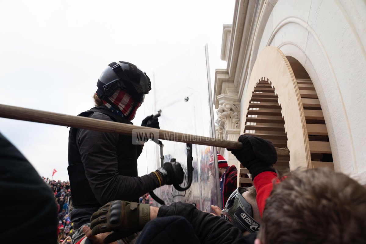 #BlackHandedRedHood gets hold of a pole outside the tunnel. Looking for video or photos at the same time that show where the pole came from and what he did after that. I think this is around 3:50-4:00 pm.  #SeditionHunters #SeditionWeapons #SeditionHasConsequences