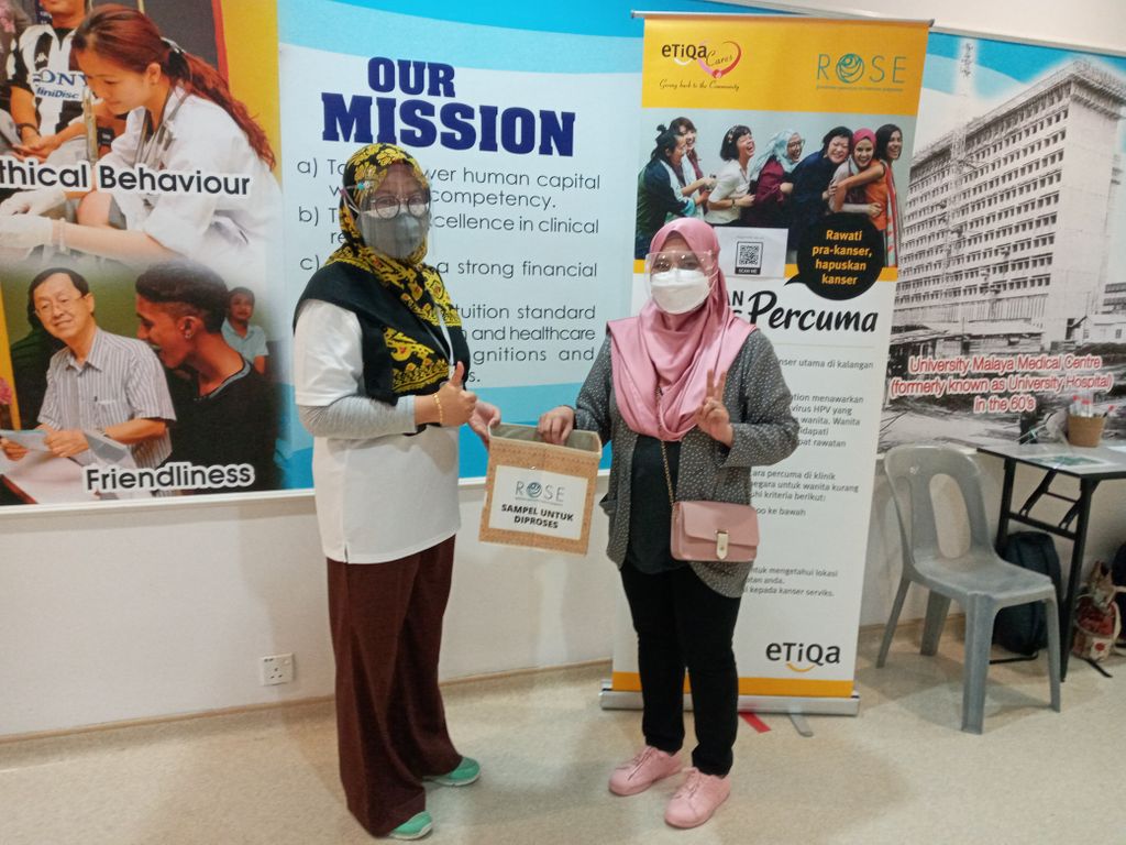 ProgramROSE's tweet image. Sept is Gynaecological Cancer Awareness mth, ROSE Foundation collaborated w Etiqa &amp;amp; UMMC to extend cervical screening to attendees of C19 vaccination

#ProgramROSE was offered to eligible women &amp;amp; Frontliners thru socially distanced screenings via #selfsampling &amp;amp; ehealth platforms