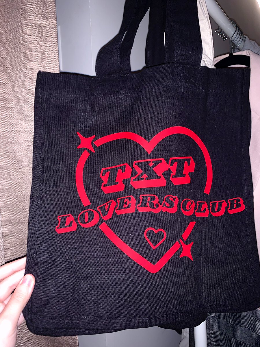 shopmxchi's tweet photo. New #TXT tote bag I custom made for my store ☺️ DM me and I’ll send you the shop link! 
$13 and can be customized color wise! comes w cutie freebies always 💙
#TXT #txtfanart #TXT_YEONJUN #TXT_BEOMGYU #txt_SOOBIN #TXT_HUENINGKAI #TXT_TAEHYUN #txt_freeze https://t.co/ovKuJubJbK