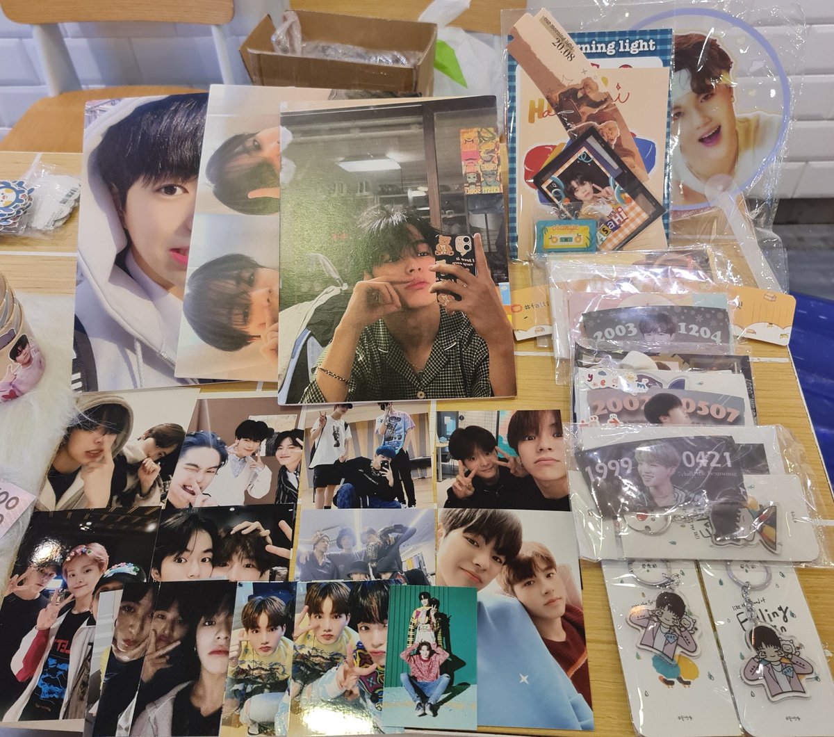 fallingforuwu_'s tweet photo. we are at @jeongkyuday cafe event!💛 

if you're interested in getting any fanpack, just approach the admin table ~ 

foamboards and 4r photos are available for purchase ! 

we have fanpacks from @ourmorninglight
@winter4dobby @SpringTime_Ruto @7CHILL_TB @byd_solis

#jeongkyuday https://t.co/05JaFVSk7t