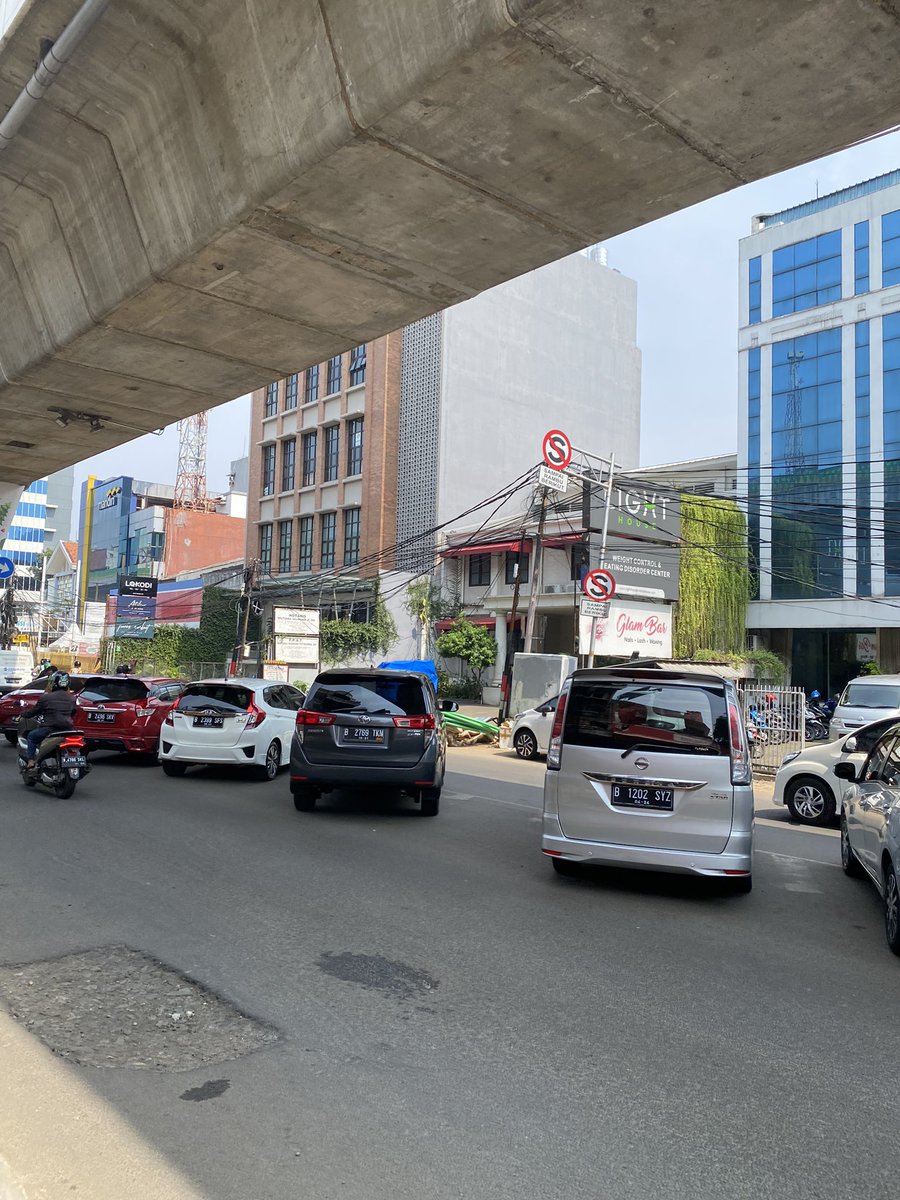 bobduatiga's tweet photo. ini bukan tempat parkir. nanti jika ada masalah/korban jiwa. baru mikir/bertindak. ayolah. kerja sesuai peraturan yg ada. jangan tunggu korban. @dprddkijakarta @DKIJakarta @aniesbaswedan @DishubDKI_JKT https://t.co/emyiEcw2c0