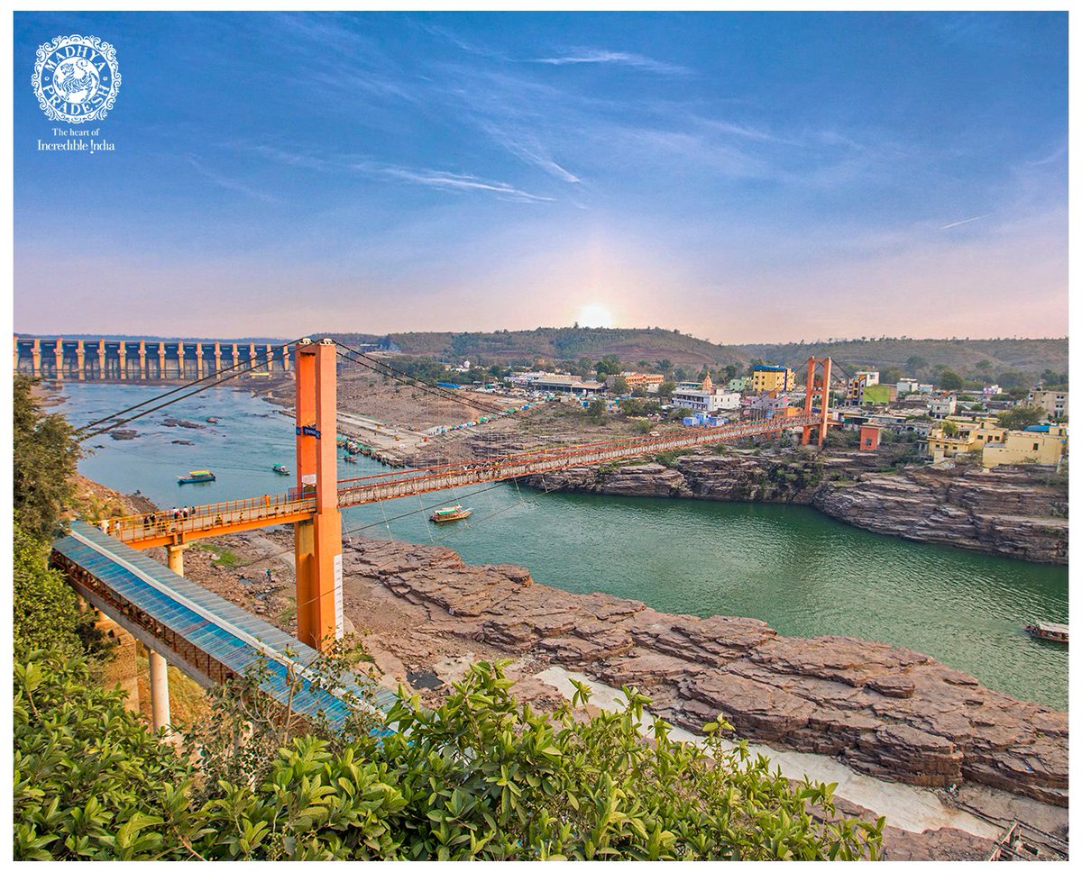 MPTourism's tweet photo. #Omkareshwar-Mandhata is a beautiful Island surrounded by hills and the holy river Narmada. The place is blessed with one of the 12 revered Jyotirlinga shrines of Lord Shiva. Visit the divine town in the long weekend and explore the rich spiritual heritage!

#MPTourism https://t.co/2hNeAoJ3N3