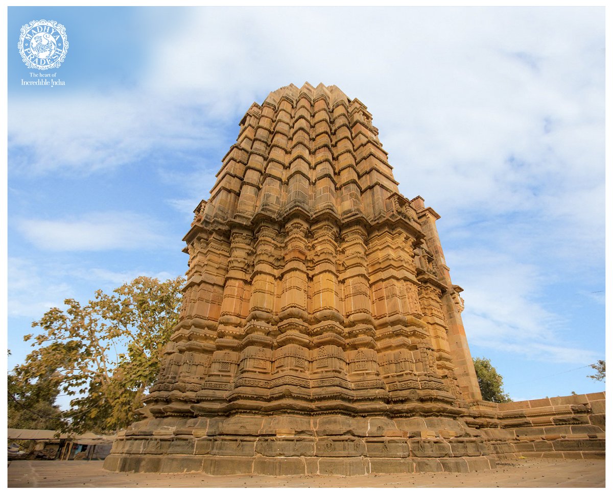MPTourism's tweet photo. #Omkareshwar-Mandhata is a beautiful Island surrounded by hills and the holy river Narmada. The place is blessed with one of the 12 revered Jyotirlinga shrines of Lord Shiva. Visit the divine town in the long weekend and explore the rich spiritual heritage!

#MPTourism https://t.co/2hNeAoJ3N3