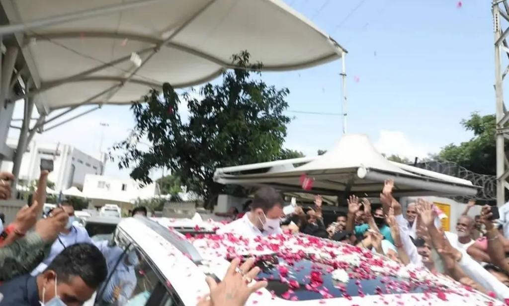NehaBhagat_jk's tweet photo. राहुल गांधी जी के जम्मू के दो दिवसीय दौरे से जम्मू वासियों में एक उम्मीद और बदलाव की उमंग जाग उठी है। माता वैष्णो देवी की पैदल यात्रा कर उन्होंने माता का आशीर्वाद भी प्राप्त किया और अपने उम्दा अंदाज़ में जम्मू वासियों का मनोबल भी बडाया 🙏❤
#rahulvaishnodeviyatra https://t.co/bww5DndG7A