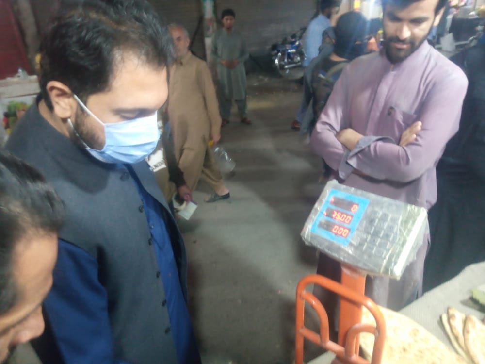 ACCityQta's tweet photo. Price/weight checking at Tandoors. 2 nanbais arrested. https://t.co/xWTEfprkvO