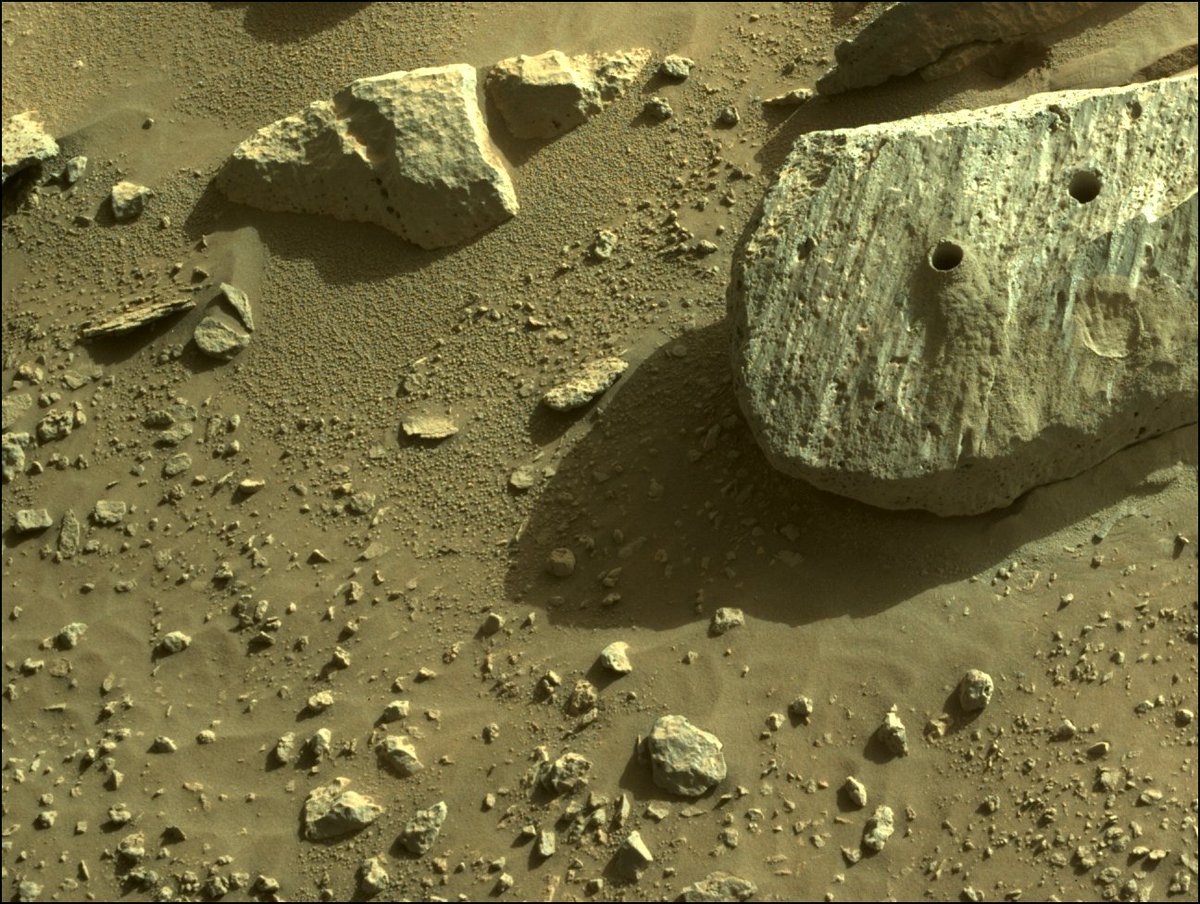 Antoine_astro31's tweet photo. Le rover #Perseveranc a effectué avec succès son 2e prélèvement d'échantillon !
Celui-ci a été prélevé sur la même roche que pour le 1er carottage.
Après quelques soucis, la campagne de prélèvement est bien lancée !
Ces échantillons vont être ramenés sur Terre !!

📷 NASA/JPL https://t.co/6rhHTG1jre