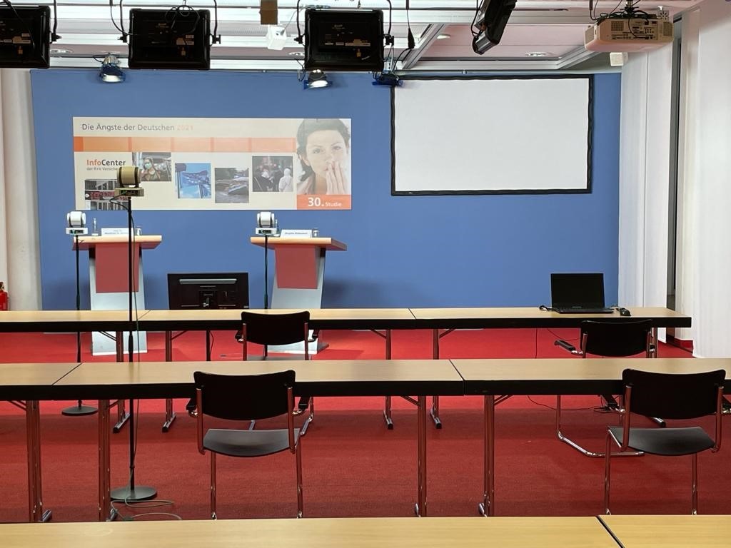 ruv_news's tweet photo. Studie #ÄngsteDerDeutschen: 
In Berlin stellen Brigitte Römstedt, Leiterin des R+V-Infocenters und Prof. Dr. Manfred Schmidt von der Universität Heidelberg die Studienergebnisse vor. Mit dabei @BrowerGrischa und @AnneHirschMZ.  

Ab 11 Uhr mehr!
Nichts verpassen ➡️ @ruv_news 👇 https://t.co/TA3wrlMYhd
