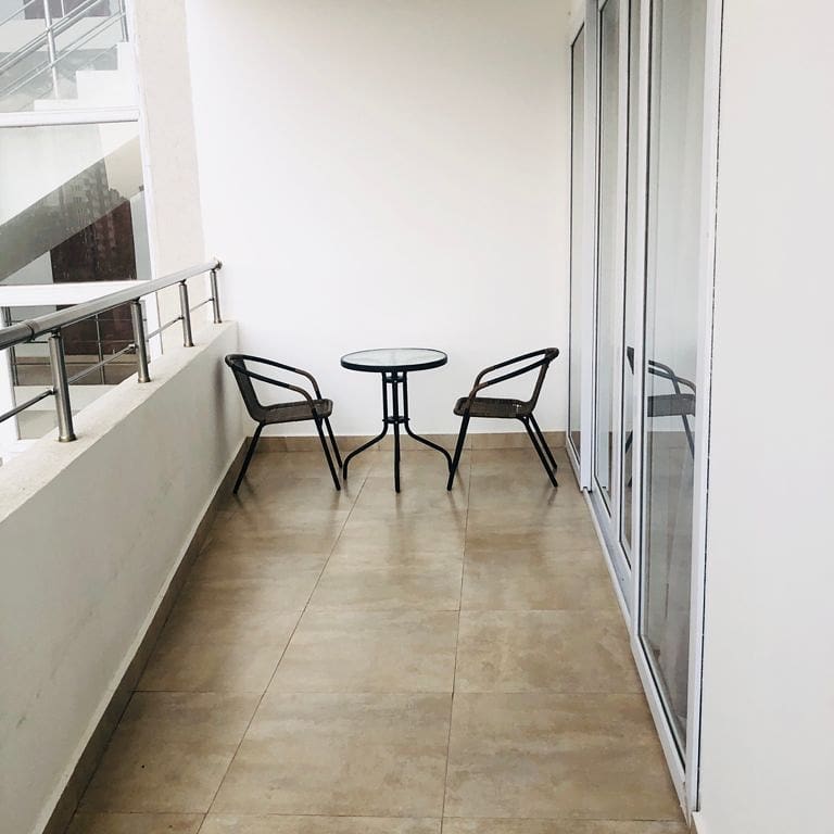 PropertyAmazing's tweet image. Newly furnished 1br Apartment to let in kilimani off wood avenue.
Excellent interior finishes, cozy, swimming pool and gym available.
Monthly at 140k 
Call +254728782397
follow the link for more properties 
facebook.com/homesvacant

Nairobi Expressway Orie Rogo Manduli #Kigeugeu
