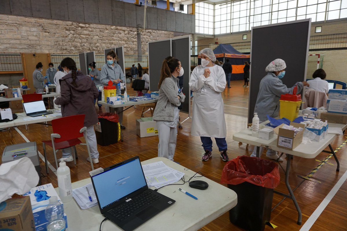 AreaSaludTudela's tweet photo. Seguimos vacunando SIN CITA PREVIA en Jesuitas #Tudela + de 100 personas han podido inocularse ya sin necesidad de reservar cita. 
Basta con acudir al polideportivo de lunes a domingo entre las 8´30 y las 19´30 h. 
#AreaSaludTudela https://t.co/WHwzX2jUvY