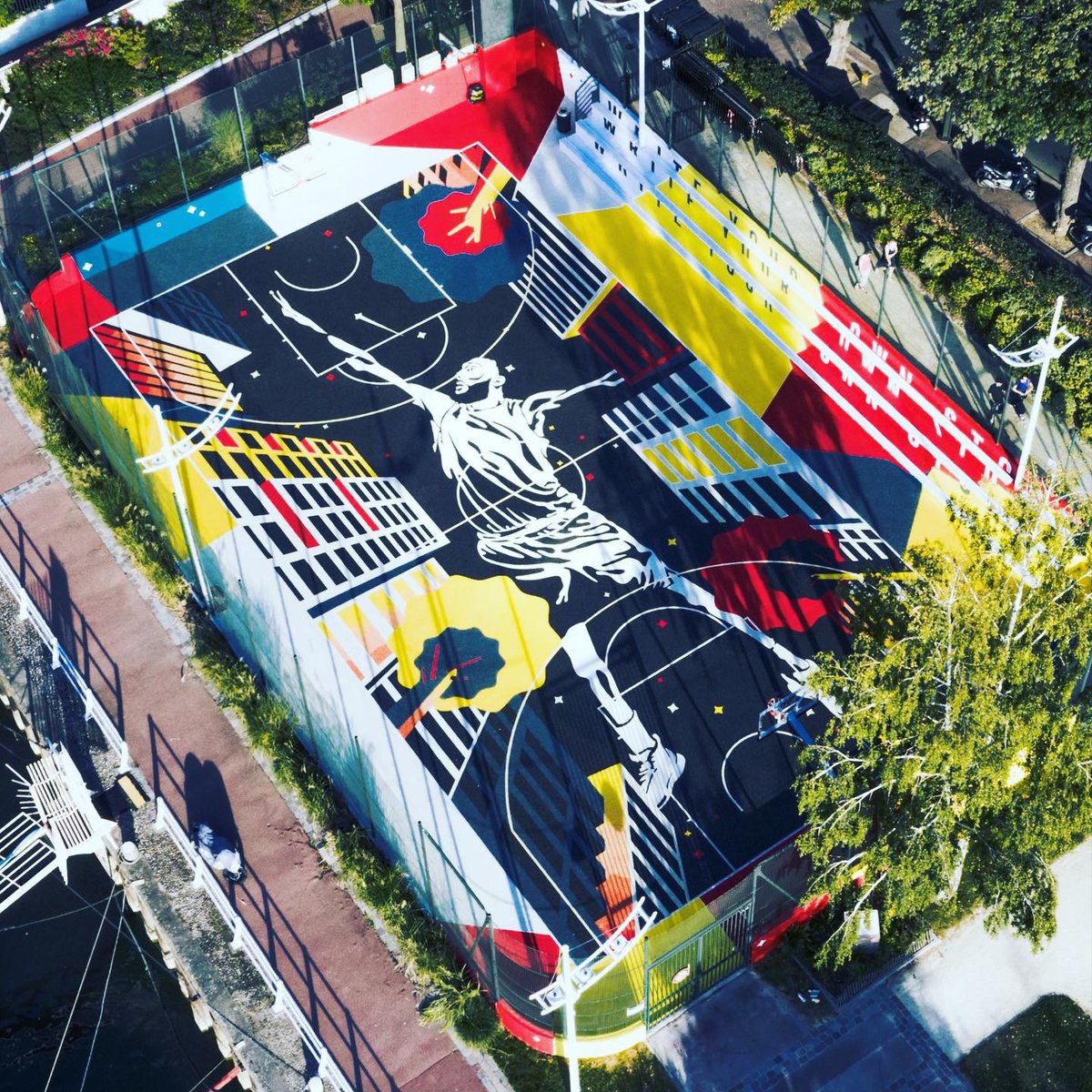 paradestudio's tweet photo. Ultra fier de ce projet avec la @TeamCourtside  : un terrain de basket avec @rudygobert27 pour sa fondation Rudy's Kids, en partenariat avec @nikebasketball  🏀 Intégralement fait avec des chaussures recyclées #rudyskids #rudygobert #nike #Paradestudio #basketplayground https://t.co/0jYAi1VZLK
