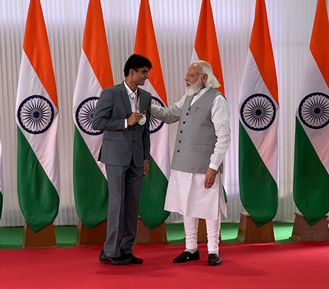 PraveenKumarNGO's tweet photo. #Congratulations 💐💐
#TokyoParalympics ke Khiladi DM Gautam Budh Nagar Shri @suhasly ji meet Shri Narendra Modi ji
@narendramodi
#TokyoParalympics #DMGBN #NewsUpdates https://t.co/lzqw3SVPDo