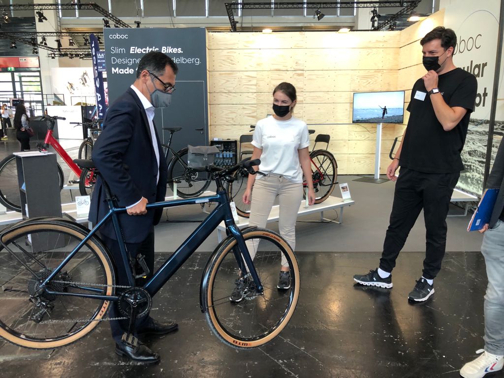 IAAmobility's tweet photo. Grünen-Politiker @cem_oezdemir testet die Slim Electric #Bikes der Heidelberger Edel-Schmiede #Coboc…
Wie viel die wohl wiegen? Findet es heraus auf der #IAAMOBILITY! https://t.co/ecoLUPvwkD