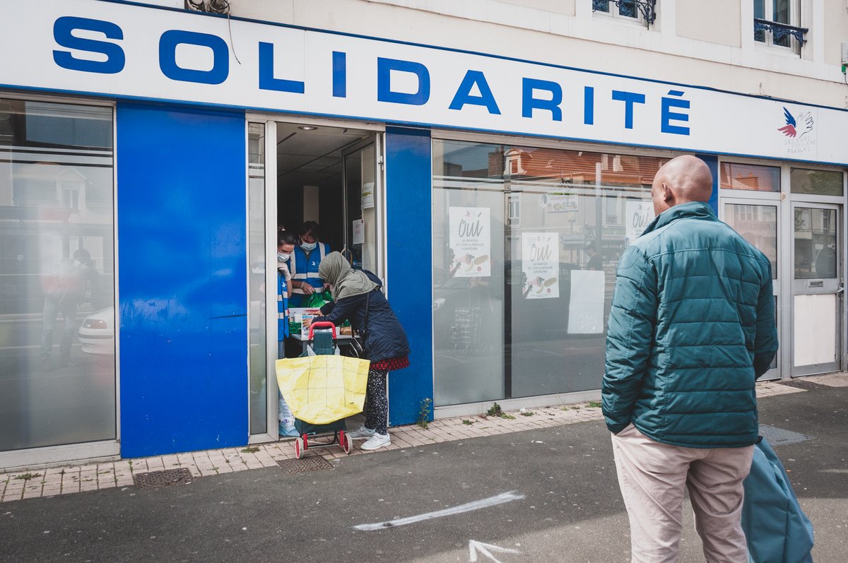 SecoursPop's tweet photo. 55% des #Français connaissent au moins une personne de leur entourage familial ou amical confrontée à la #pauvreté.  Baromètre @IpsosFrance /@SecoursPop. #StopPauvreté https://t.co/QPMYLYiGqJ