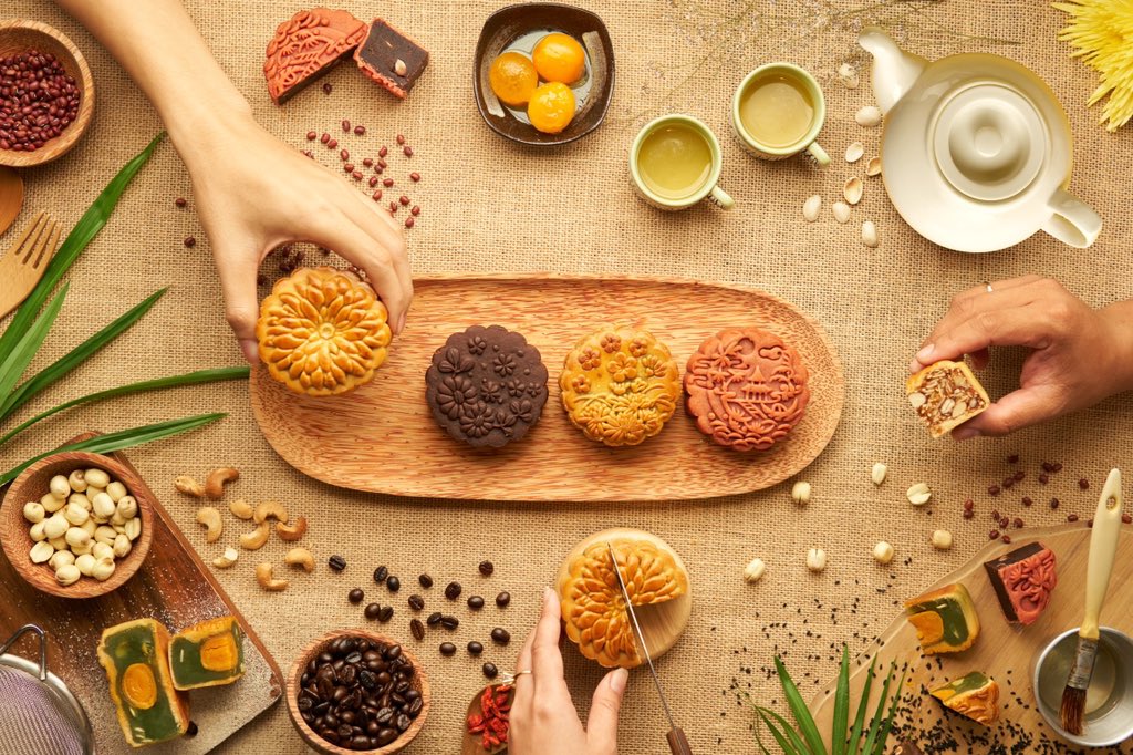 From the traditional spreads to the modern interpretations that roll on into evening drinks, from lotus salted egg moon cake, raspberry dome to roast beef sandwich paired with a vast selection of Dammann tea, it makes for the perfect afternoon treat.