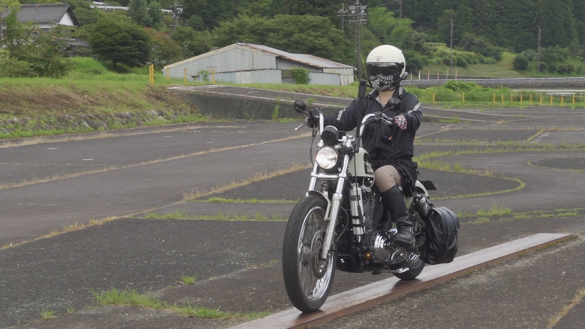 ボナージュ ひさし 大型二輪免許を取得してから数年が経ち 教習所コースの超難関の一本橋に挑戦するポンコツライダー女子のアイ選手 今夜の動画はまさに神回 爆笑間違いなし 是非ご覧ください T Co Dy7turqkvd バイク女子 バイク乗りと