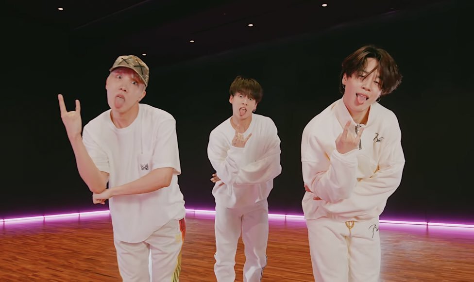 btsgaveme2wings's tweet photo. El día de hoy, los '3J' que está compuesto por los integrantes Jung Hoseok, Park Jimin y Jeon Jungkook de @BTS_twt, han realizado su COMEBACK con un NUEVO video, dónde le han enseñado a ARMY una especial coreografía de la ICÓNICA canción títulada Butter (ft. Megan Thee Stallion). https://t.co/MR8NahOFRw