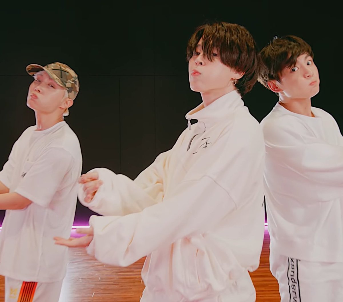 btsgaveme2wings's tweet photo. El día de hoy, los '3J' que está compuesto por los integrantes Jung Hoseok, Park Jimin y Jeon Jungkook de @BTS_twt, han realizado su COMEBACK con un NUEVO video, dónde le han enseñado a ARMY una especial coreografía de la ICÓNICA canción títulada Butter (ft. Megan Thee Stallion). https://t.co/MR8NahOFRw