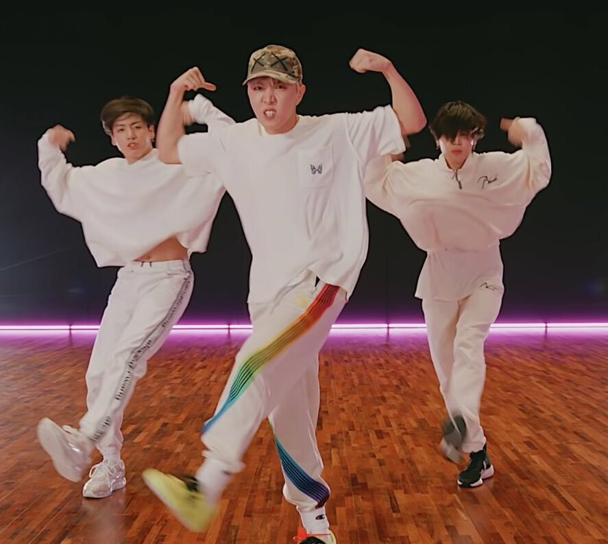 btsgaveme2wings's tweet photo. El día de hoy, los '3J' que está compuesto por los integrantes Jung Hoseok, Park Jimin y Jeon Jungkook de @BTS_twt, han realizado su COMEBACK con un NUEVO video, dónde le han enseñado a ARMY una especial coreografía de la ICÓNICA canción títulada Butter (ft. Megan Thee Stallion). https://t.co/MR8NahOFRw