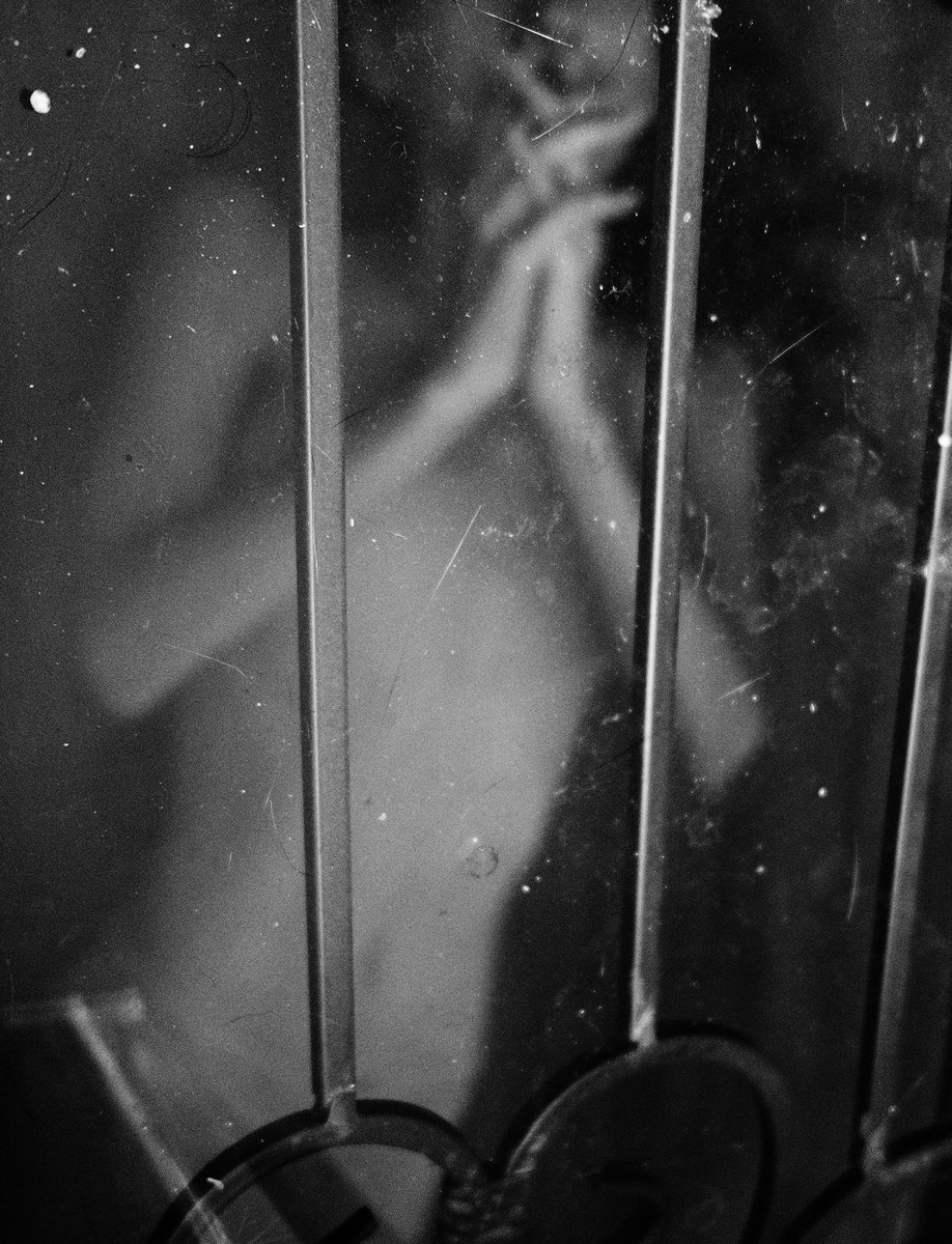 kevincampphoto's tweet image. S P E C T E R
#dramaticlight #dramaticportrait #anonymous #monochrome #editorialbeauty #editorialart #darkart #darkportrait #darkbeauty #fineartportrait #fineartphotography #moodyportraits #moodyportrait