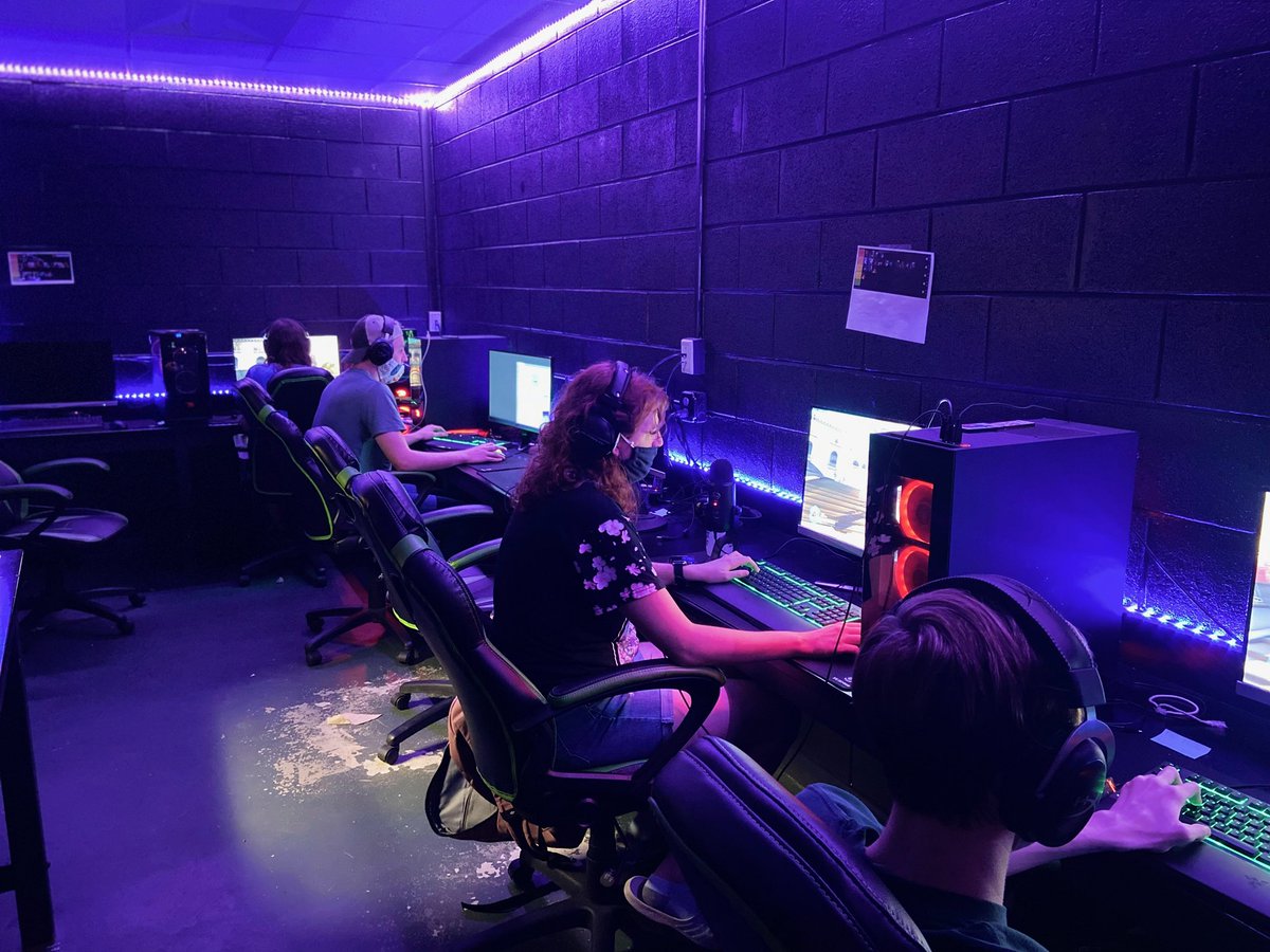 LMC_Esports's tweet photo. LMC Esports is hard at work getting ready to play in this season of competitions. Good luck guys! https://t.co/pwQdojroqq