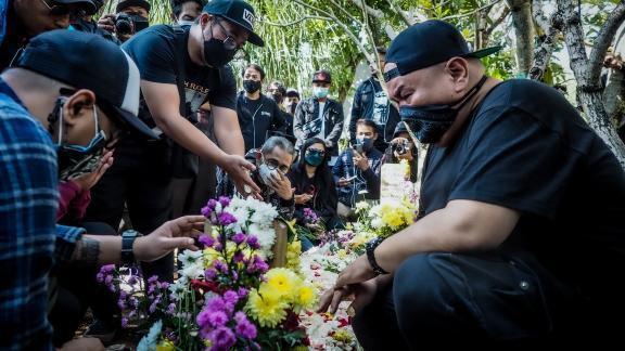 PaperGangster (@paperhcgangster) on Twitter photo Tenang disisi Allah Swt <a href="/TrueMegabenz/">True Megabenz</a> Ebenz <a href="/burgerkill/">Burgerkill Official</a> we continue your struggle, RIP. #trumegafriend Tenang disisi Allah Swt <a href="/TrueMegabenz/">True Megabenz</a> Ebenz <a href="/burgerkill/">Burgerkill Official</a> we continue your struggle, RIP. #trumegafriend