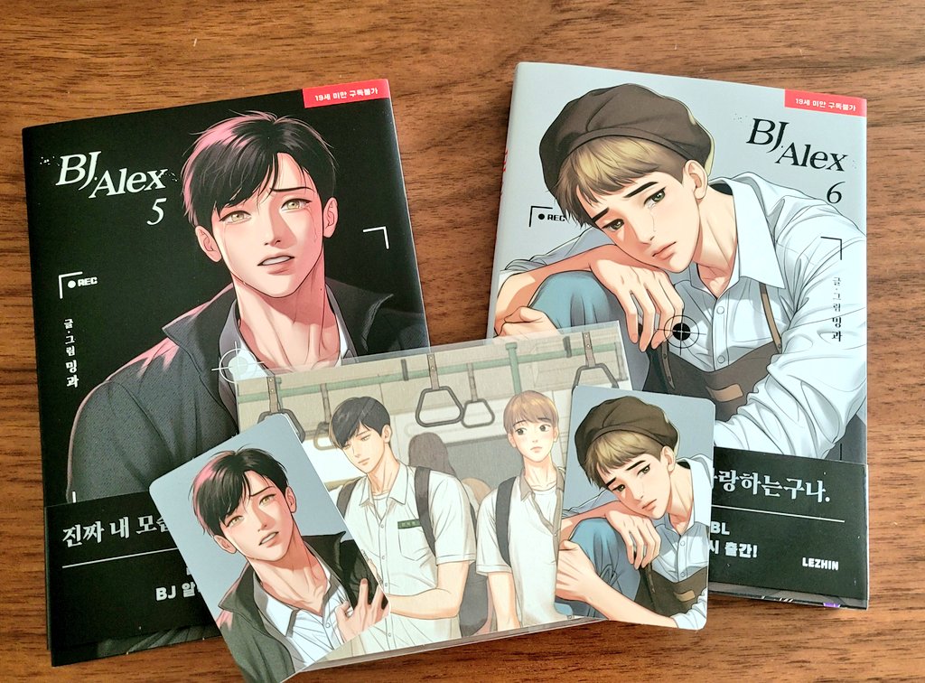 _MinGwa's tweet photo. 저도 실물책 오늘 받았네요🤭 https://t.co/Q0F40AekQl