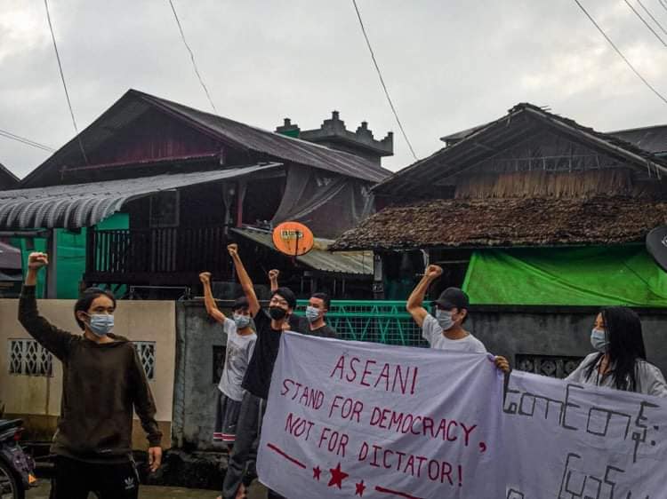 IrrawaddyNews's tweet photo. Undaunted by junta crackdowns and arrests, residents of Tanintharyi Region’s Dawei staged a flash mob protest against the military regime on Thursday. 

(Photo: CJ)
#WhatsHappeningInMyanmar https://t.co/V0AXEV8JVj