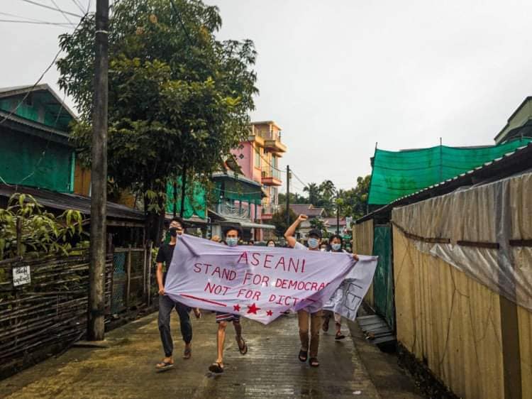 IrrawaddyNews's tweet photo. Undaunted by junta crackdowns and arrests, residents of Tanintharyi Region’s Dawei staged a flash mob protest against the military regime on Thursday. 

(Photo: CJ)
#WhatsHappeningInMyanmar https://t.co/V0AXEV8JVj