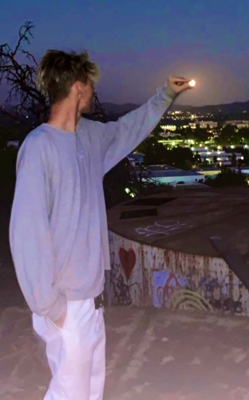 Seanewbury's tweet photo. Ive been thinkin every night how I’m not who I thought I was jus wanna feel good for once, looking back to when I didn’t realize how pointless life is, I’ve been searchin for a cause. But through my mind, painfully I really can’t go back, I’ve deposited left with no withdraws. https://t.co/MdZvlfd2ri