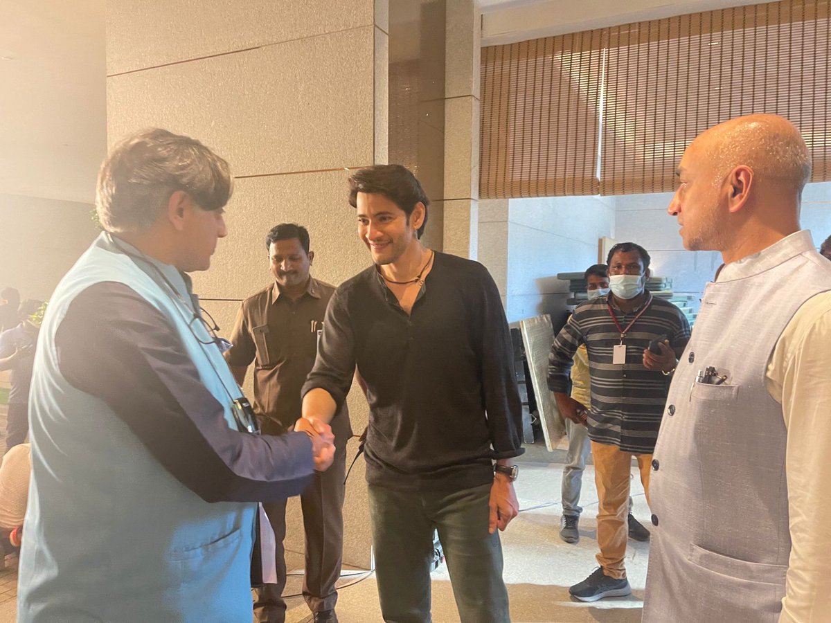 ThamizhPadam's tweet photo. MP @ShashiTharoor met SuperStar @urstrulyMahesh
yesterday along with MP @JayGalla at the Shooting Spot of #SarkaruVaariPaata!
#MaheshBabu #ShashiTharoor #JayGalla #ThamizhPadam https://t.co/R9S2I06bPN