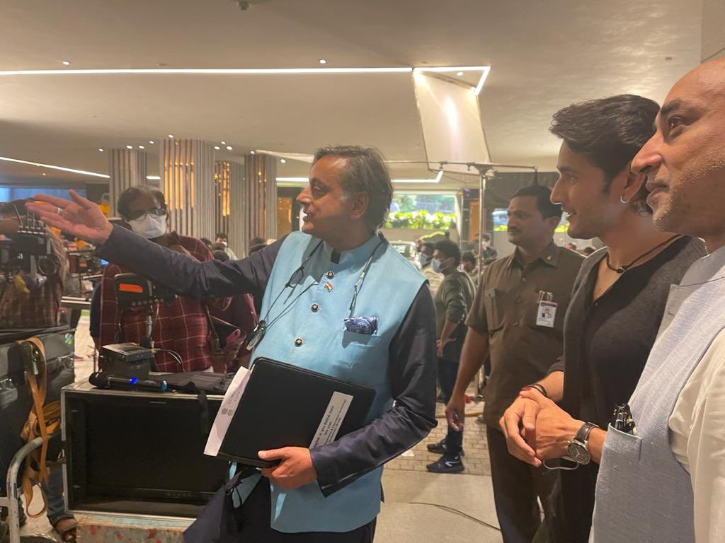 ThamizhPadam's tweet photo. MP @ShashiTharoor met SuperStar @urstrulyMahesh
yesterday along with MP @JayGalla at the Shooting Spot of #SarkaruVaariPaata!
#MaheshBabu #ShashiTharoor #JayGalla #ThamizhPadam https://t.co/R9S2I06bPN