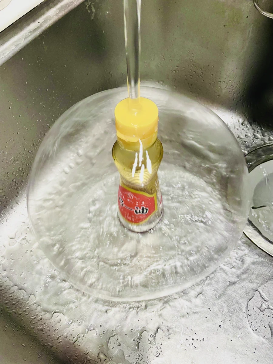 かっけぇ。ラー油が溢れたので洗おうと思ったら「SF的バリア」が発現した。