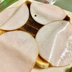 この発想はすごい!食べるときに具がこぼれてしまうのを防げるサンドイッチの作り方が話題に!