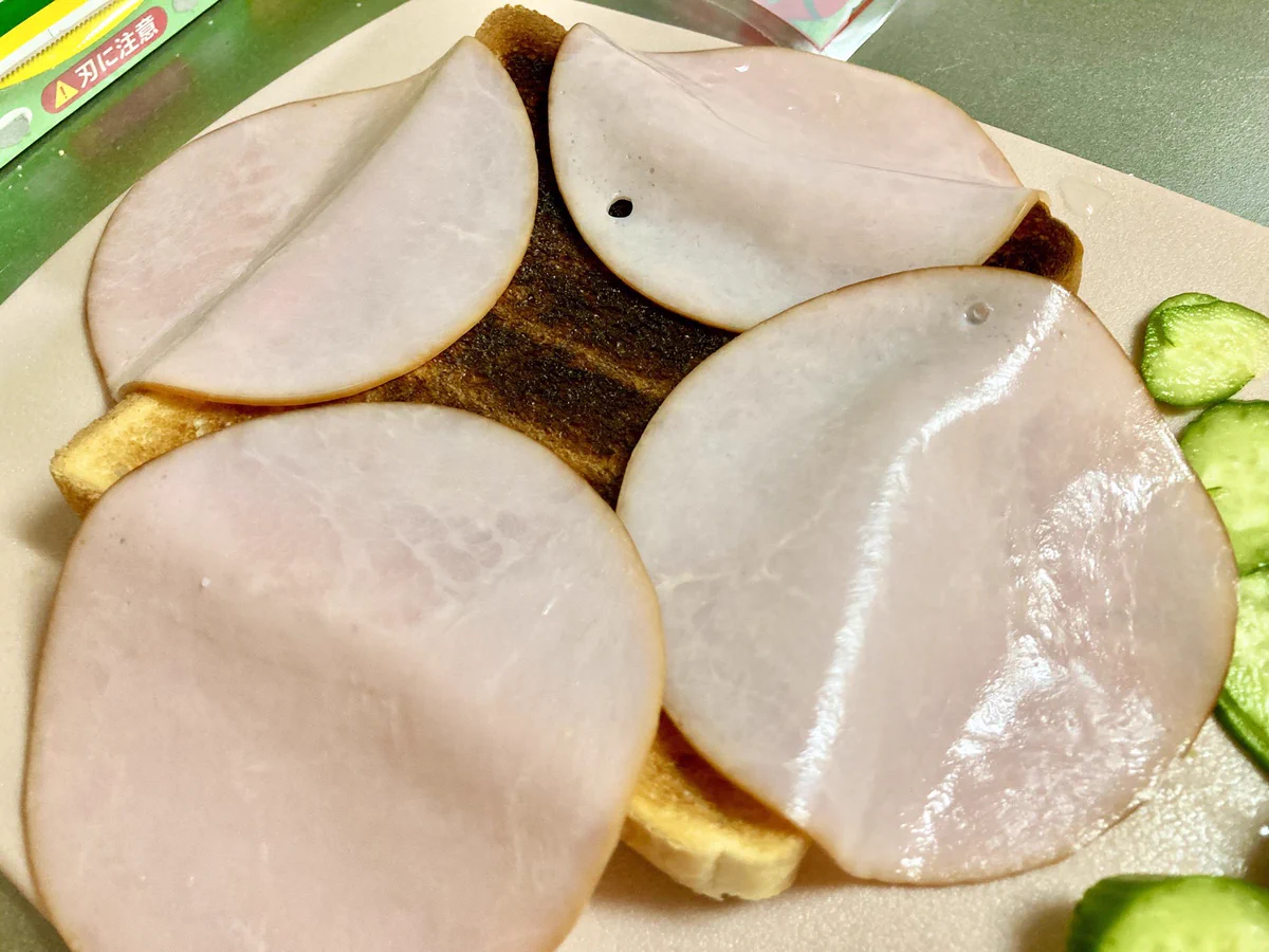 この発想はすごい！食べるときに具がこぼれてしまうのを防げるサンドイッチの作り方が話題に！