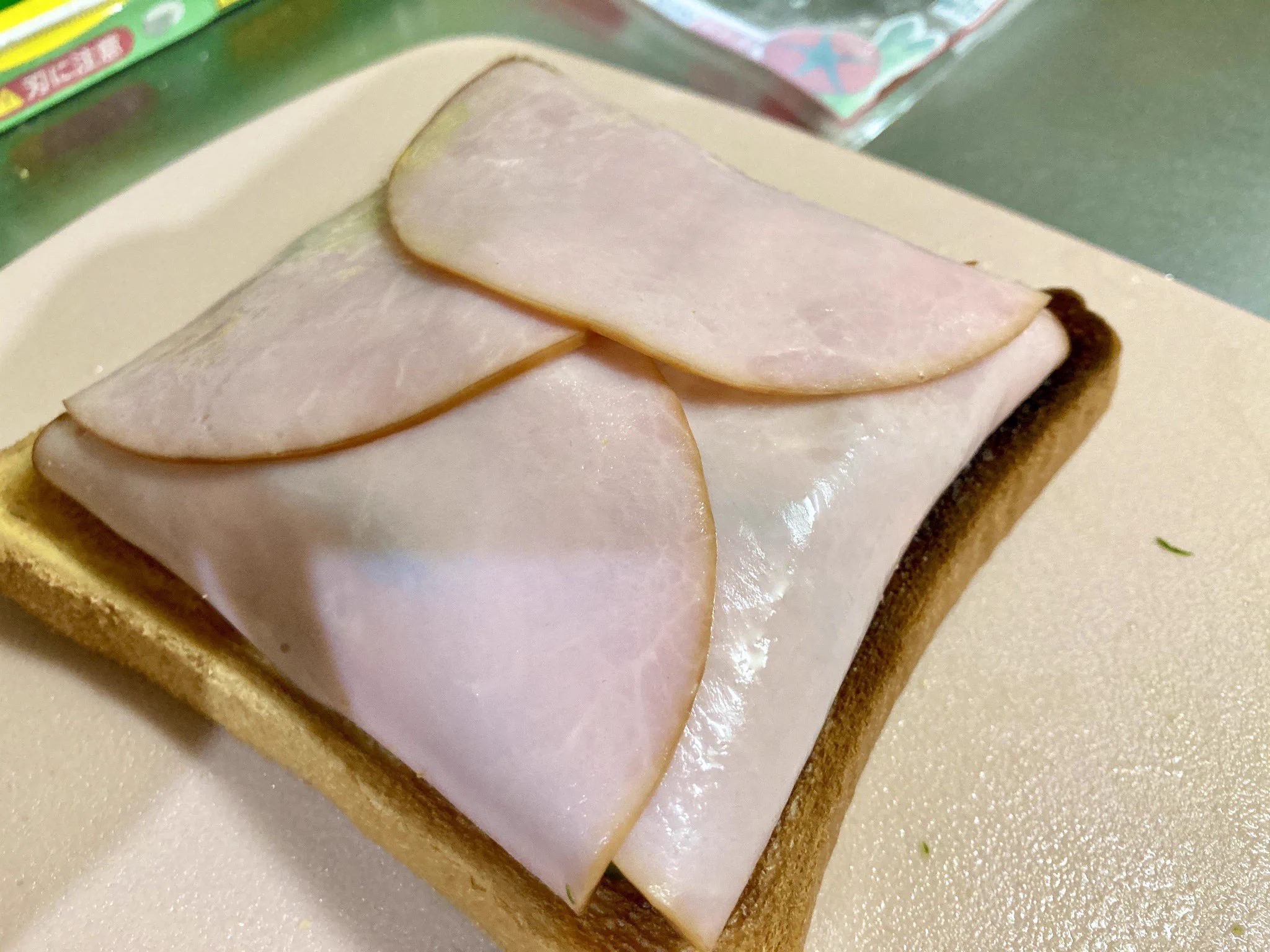 この発想はすごい！食べるときに具がこぼれてしまうのを防げるサンドイッチの作り方が話題に！