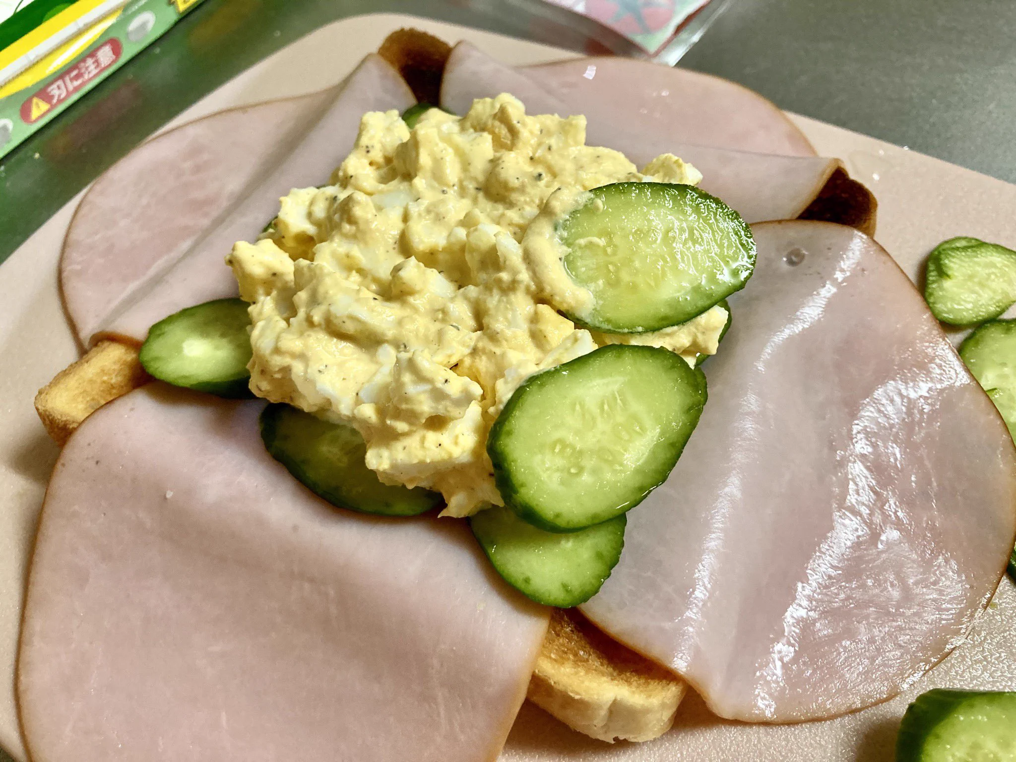 この発想はすごい！食べるときに具がこぼれてしまうのを防げるサンドイッチの作り方が話題に！