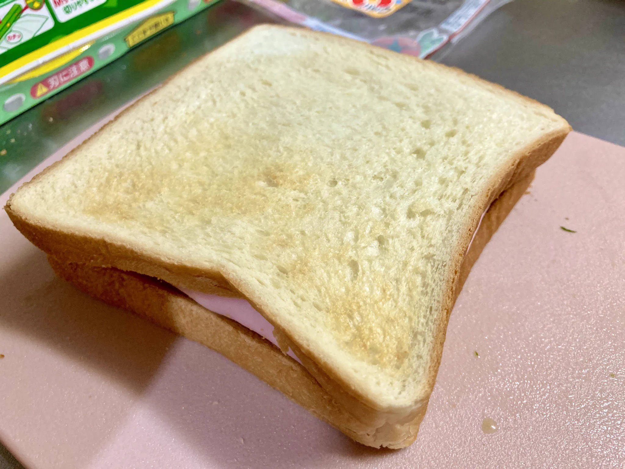この発想はすごい！食べるときに具がこぼれてしまうのを防げるサンドイッチの作り方が話題に！