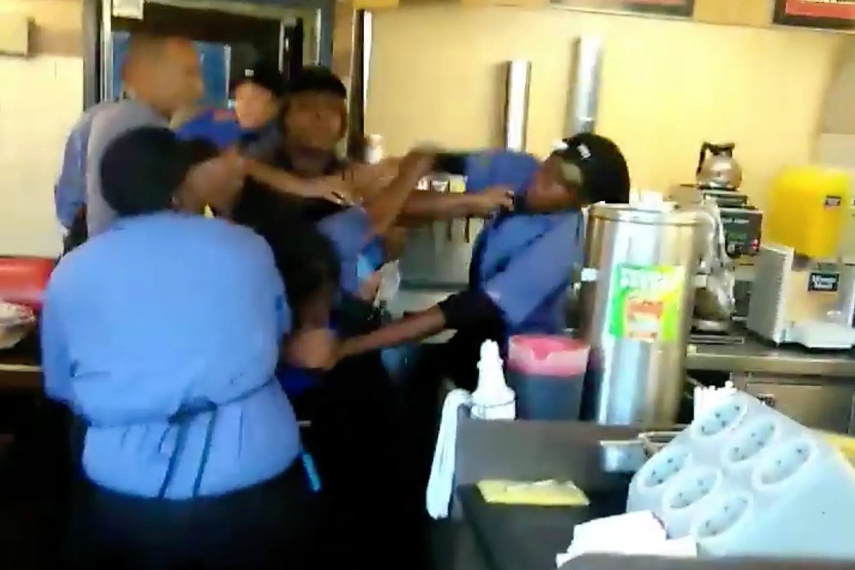 CnewsTb's tweet photo. Waffle house will now turn down employees who don’t have “mutual combat” expierence. #TBCNEWS👁 https://t.co/4Sd8wNLoMs