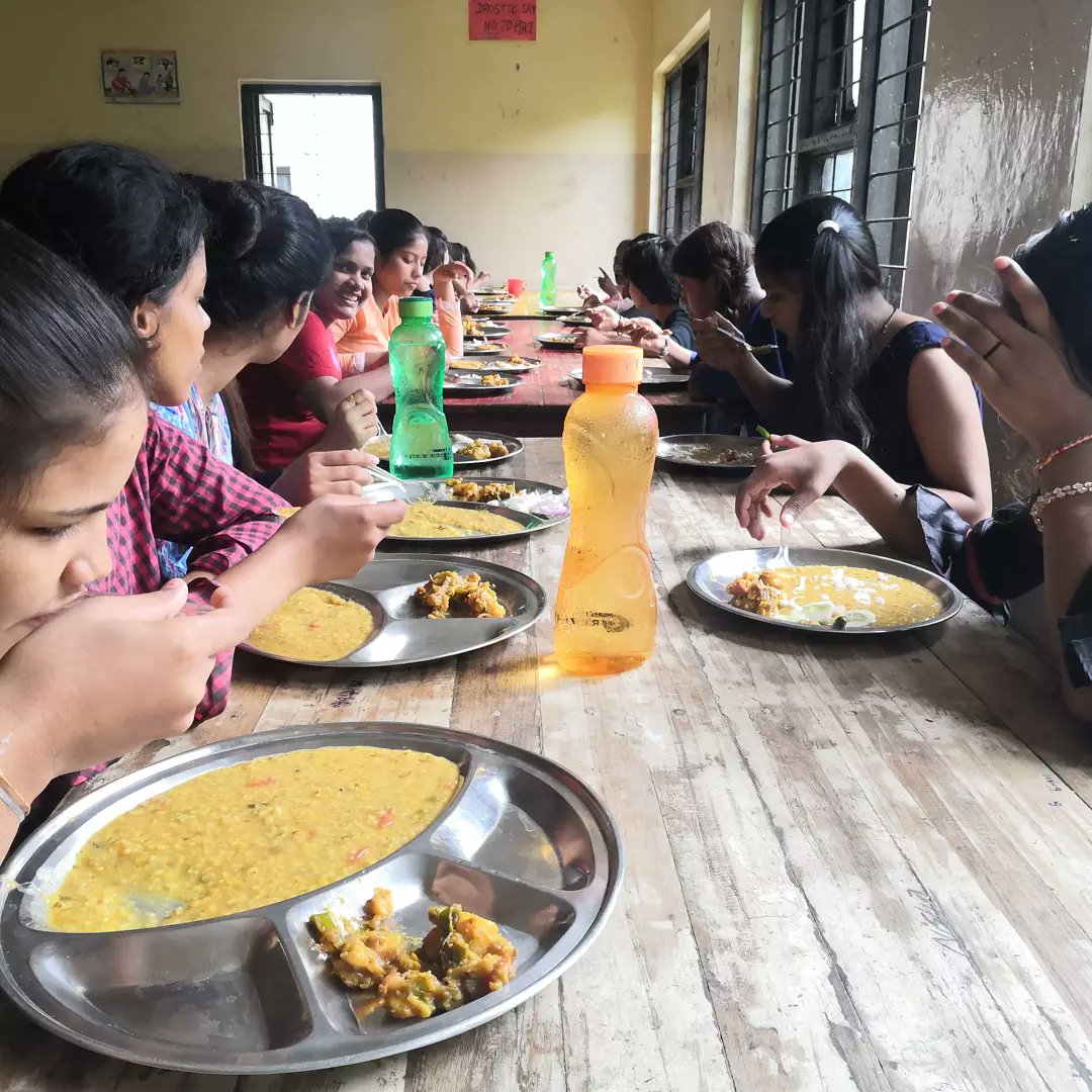 RiseIndia2030's tweet photo. A regular day at the premises of our partner organisation, PRAYAS where childen are enjoying Rise Against Hunger India's fortified meal packets during their mid day break.
-
#nutritionweek2021 #nutrition #covid19India #children #healthy #foodchoices https://t.co/ssGS0Vy4ZZ
