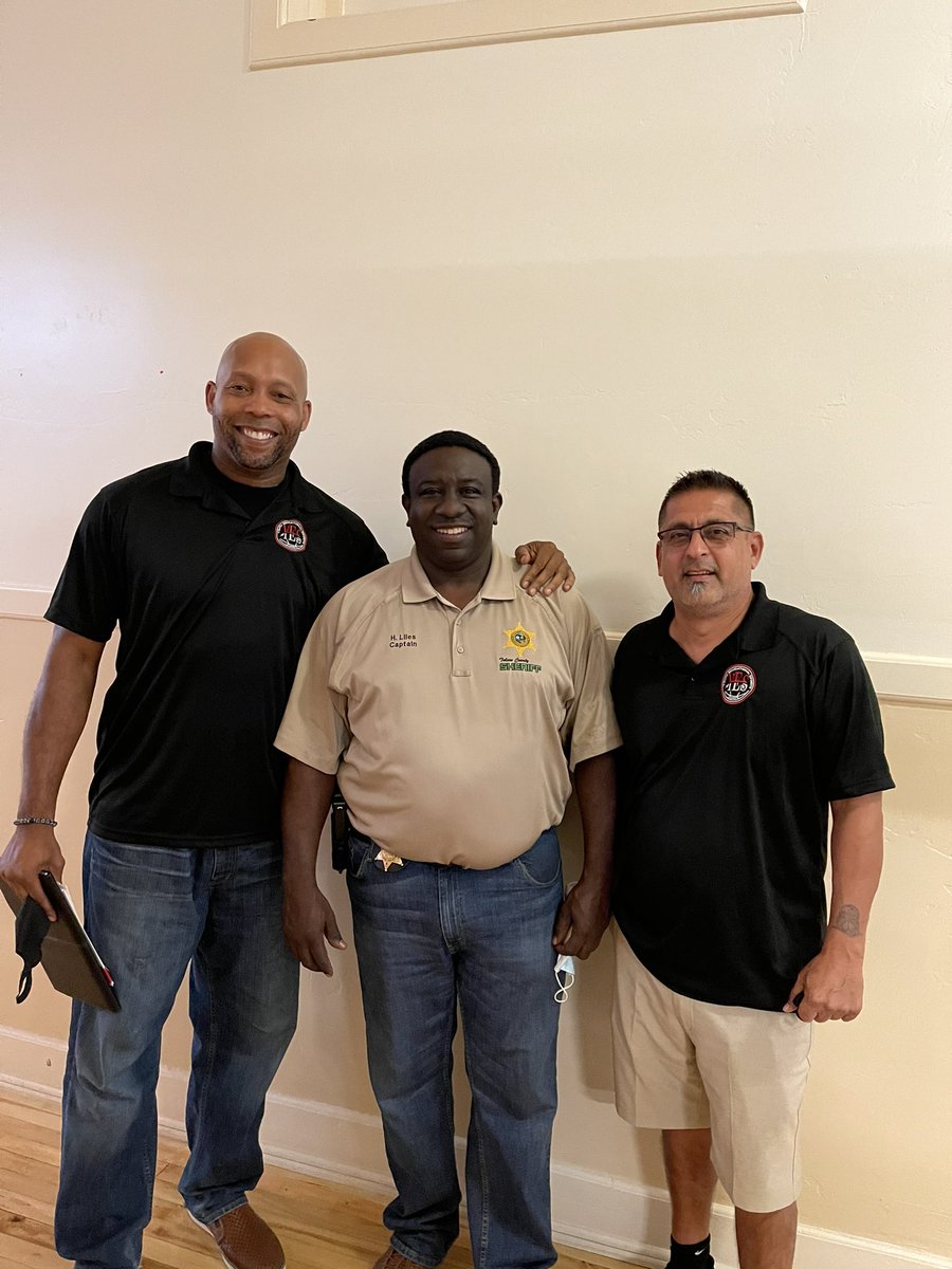 MyronEpps's tweet image. Great Time tonight with Manny Castro and Harold Liles introducing the city of Woodlake to Y.E.S Camp!
#FatheringTheFatherless 
#PALProgram
#AztecBasketballAcademy