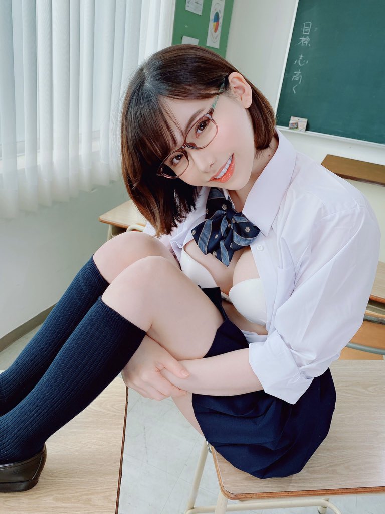 eimi fukuda av seifuku