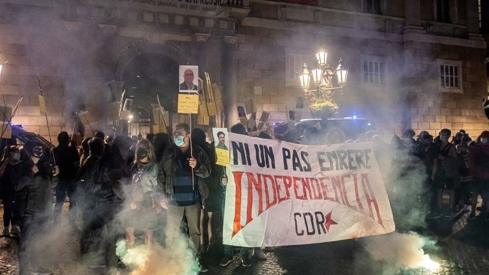 ✊ Lluitar per la #independència és l'única forma de lluitar pels drets socials, nacionals, de classe i de gènere als Països Catalans!

👉Ens volen callades però aixecarem la veu!

👉Convocatòria #Diada2021 dels #CDRenXarxa 

🗓️ #11S 
🕓 16h
📍 Jardinets de Gràcia - #Barcelona