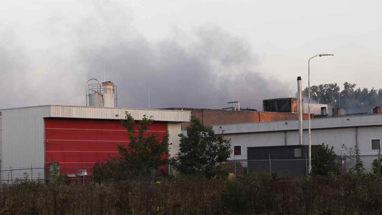Brand achter bedrijfsgebouw in Emmen: Achter het bedrijfsgebouw van Vleems Food aan de Eerste Bokslootweg in Emmen woedt brand in een aantal sandwichpanelen.