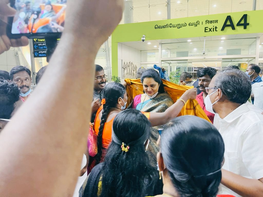 SunitaDuggal7's tweet photo. During my #Parliamentarystudytour to #Chennai for #IT , overwhelmed by the warm welcome given to me at Airport by the #Devendrakullavellalar 
Thanks from the #CORE of my heart. https://t.co/MoGmABiwOH