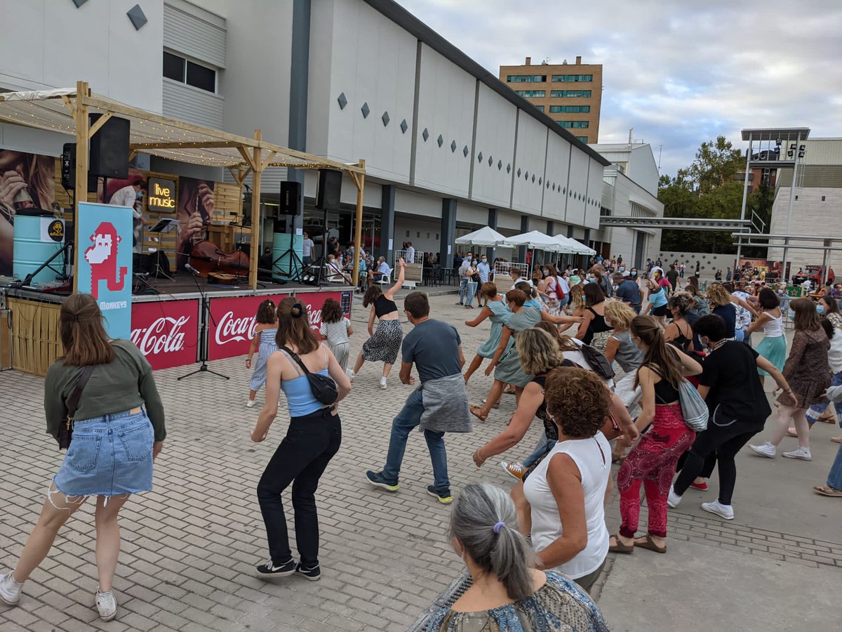 lindymonkeys's tweet photo. Ayer en la #feriadevalladolid tuvimos nuestra primera clase con Jara, abierta a todos los que quisieron acercarse. Gracias a todos por venir! Se notaban las ganas! https://t.co/p1VNS76MjI