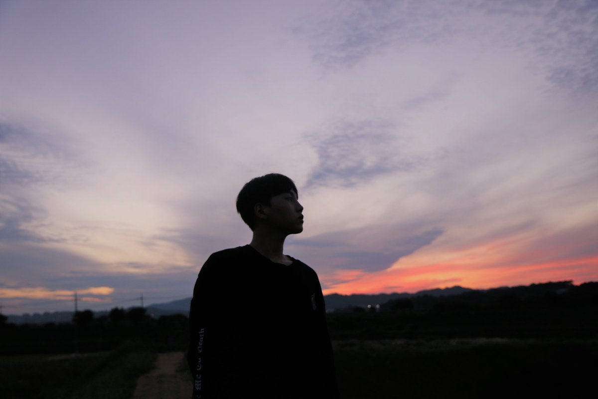 officialD1CE's tweet photo. [#김현수] 석양이 진다🌅

사진 찍을 때만 마스크 벗었으니까 걱정 마용!

#D1CE #디원스 https://t.co/BfhUAApLRQ