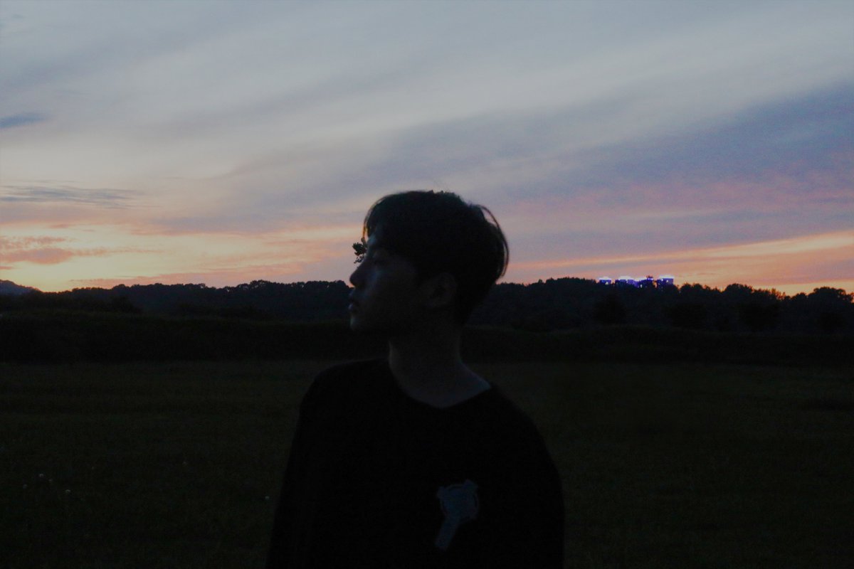 officialD1CE's tweet photo. [#김현수] 석양이 진다🌅

사진 찍을 때만 마스크 벗었으니까 걱정 마용!

#D1CE #디원스 https://t.co/BfhUAApLRQ