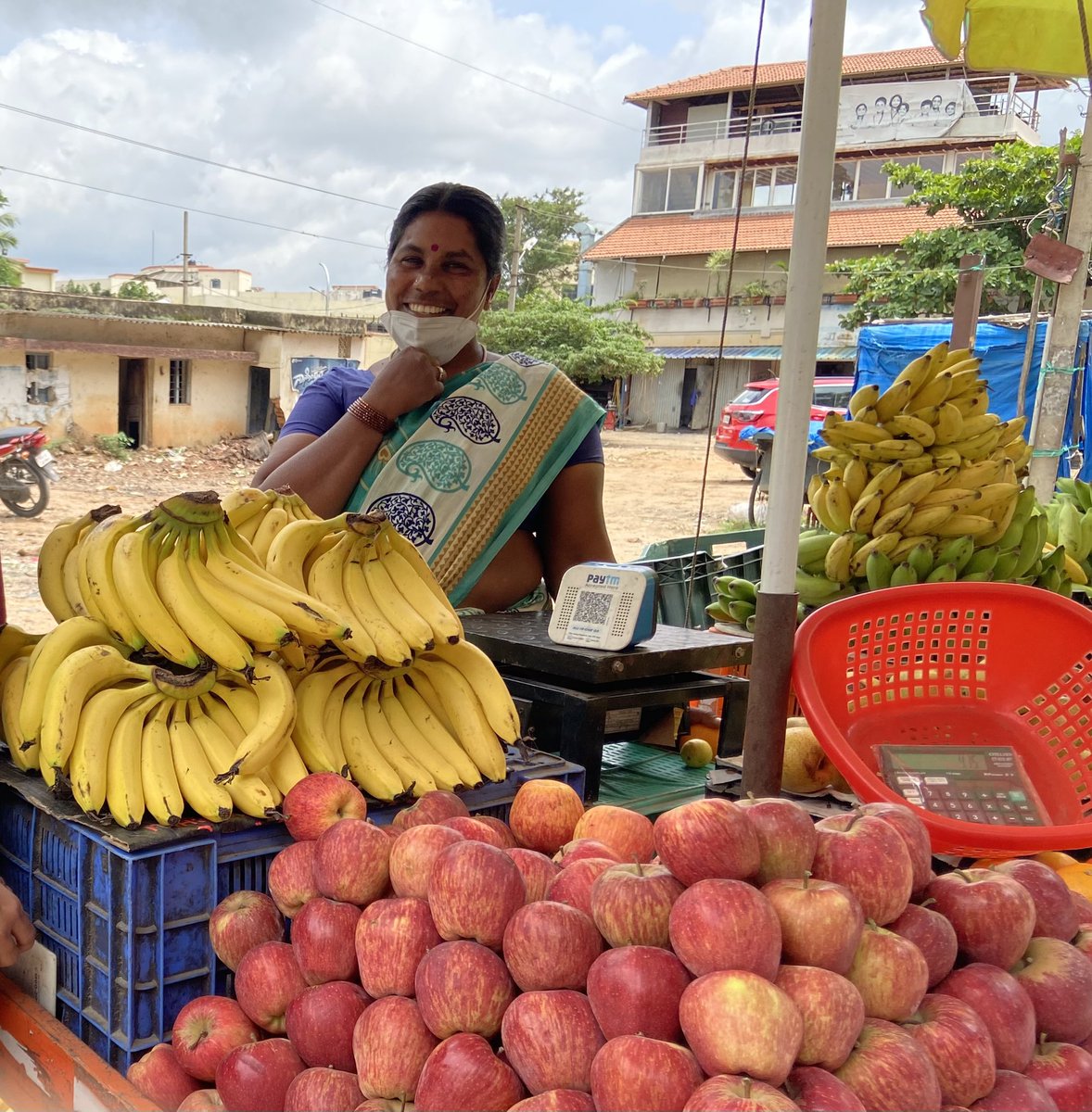 KantiNemani's tweet photo. Met this Digi Fruit Vendor who shared her amazing story on the usage of paytm soundbox to save herself from payments fraudsters! Learning for me as well!! Kudos to paytm for this gadget! #educatesmallvendors #paytmsoundbox @vijayshekhar @renusatti https://t.co/79ZKa1Ctns