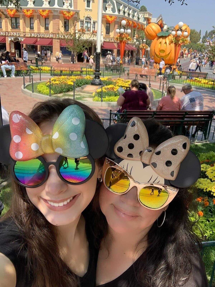 Seeing our Sunstachers share the Sunstache love with their parents/family/friends is one of our fav things 🥰💞🥰

📸: @braydenandbunni’s mama and sister at @disneyland ❤️

#disney #disneyland #themeparks #themeparkadventures #disneyaddict #mickeymouse #minniemouse #sunstaches